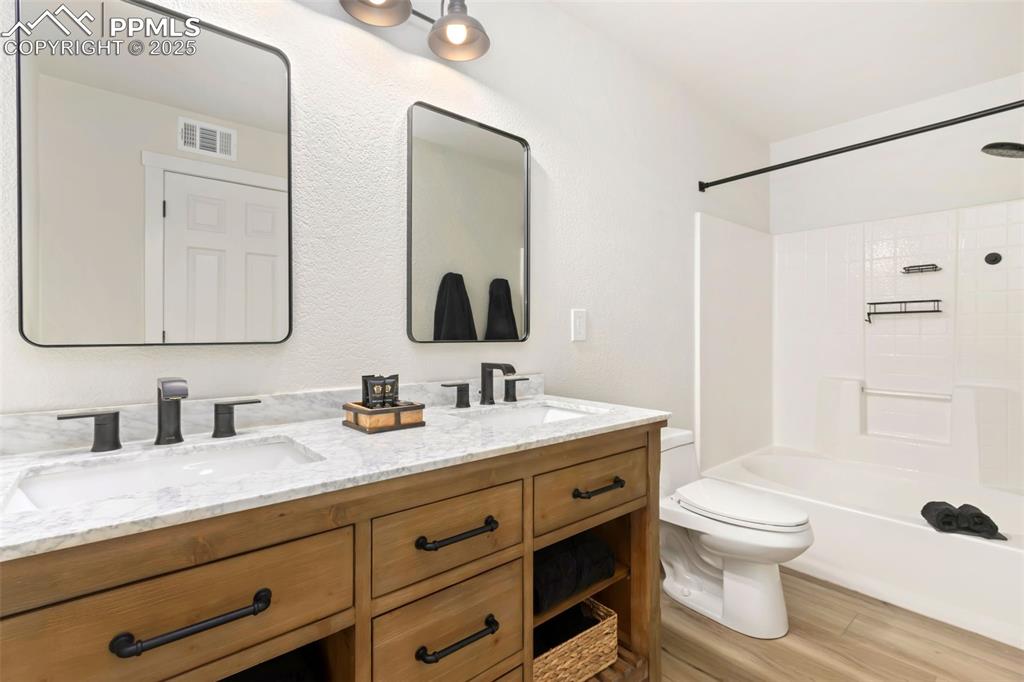 Image 9 of 15: Bathroom