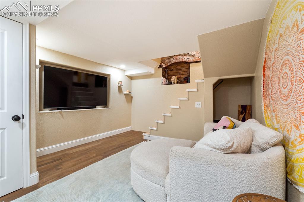 Image 33 of 48: Living Room