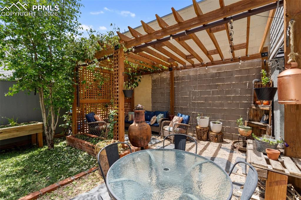 Image 40 of 48: Patio