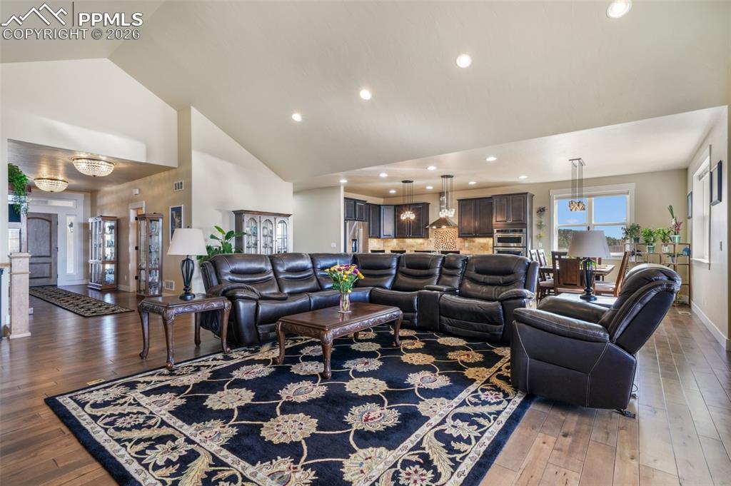 Image 10 of 50: Entry