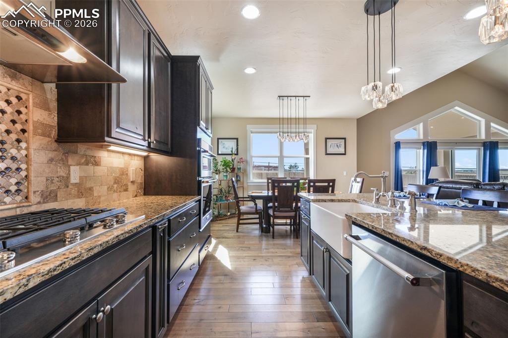 Image 15 of 50: Kitchen