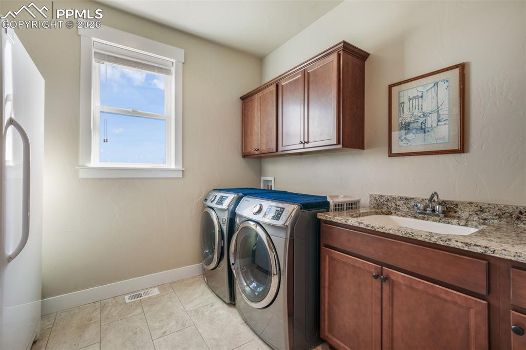 Image 18 of 50: Kitchen