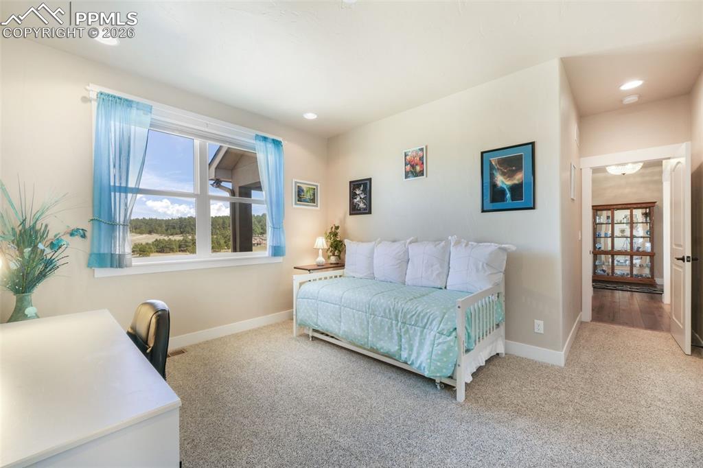 Image 28 of 50: Bedroom