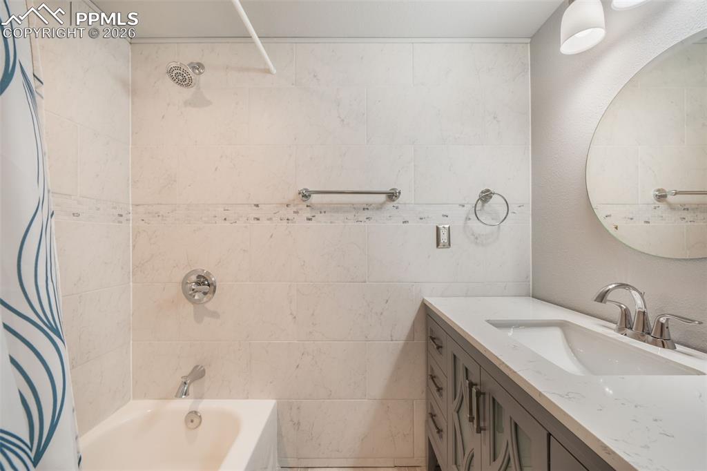 Image 40 of 50: Bathroom