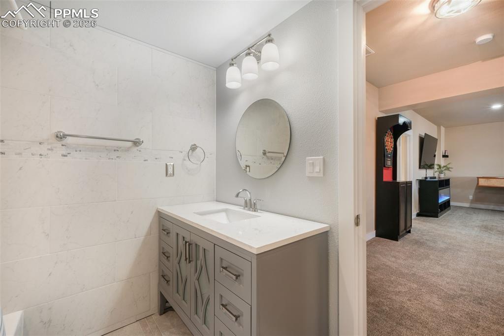 Image 41 of 50: Bedroom