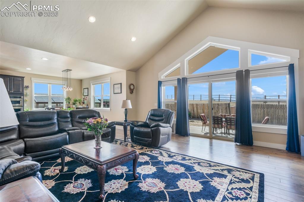 Image 9 of 50: Entry