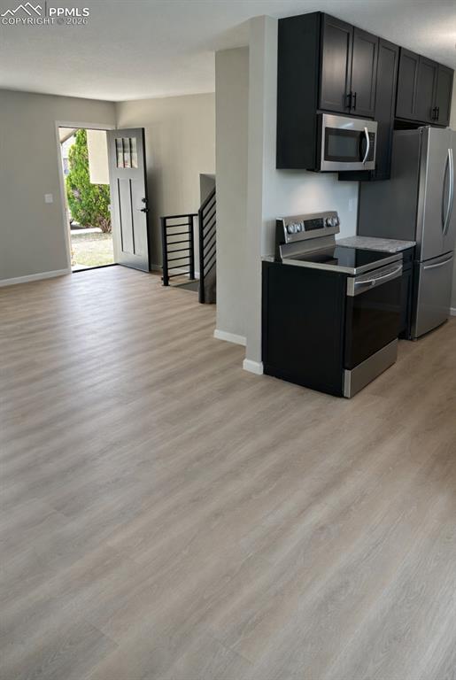 Image 3 of 6: Kitchen