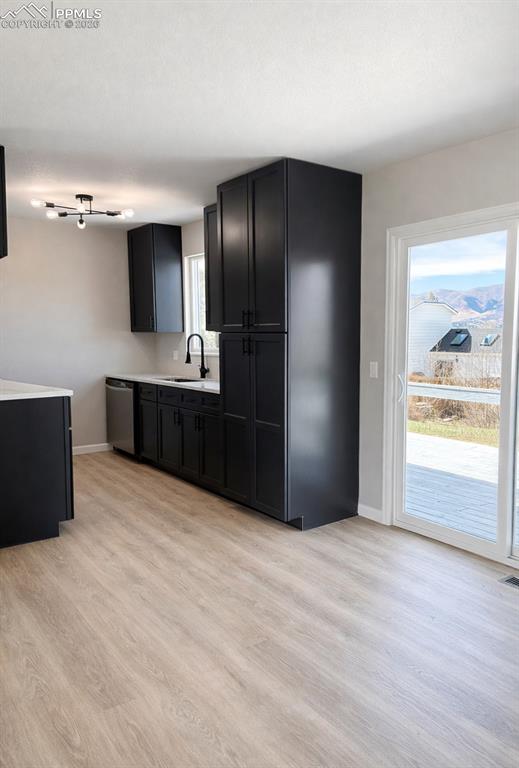 Image 4 of 6: Kitchen