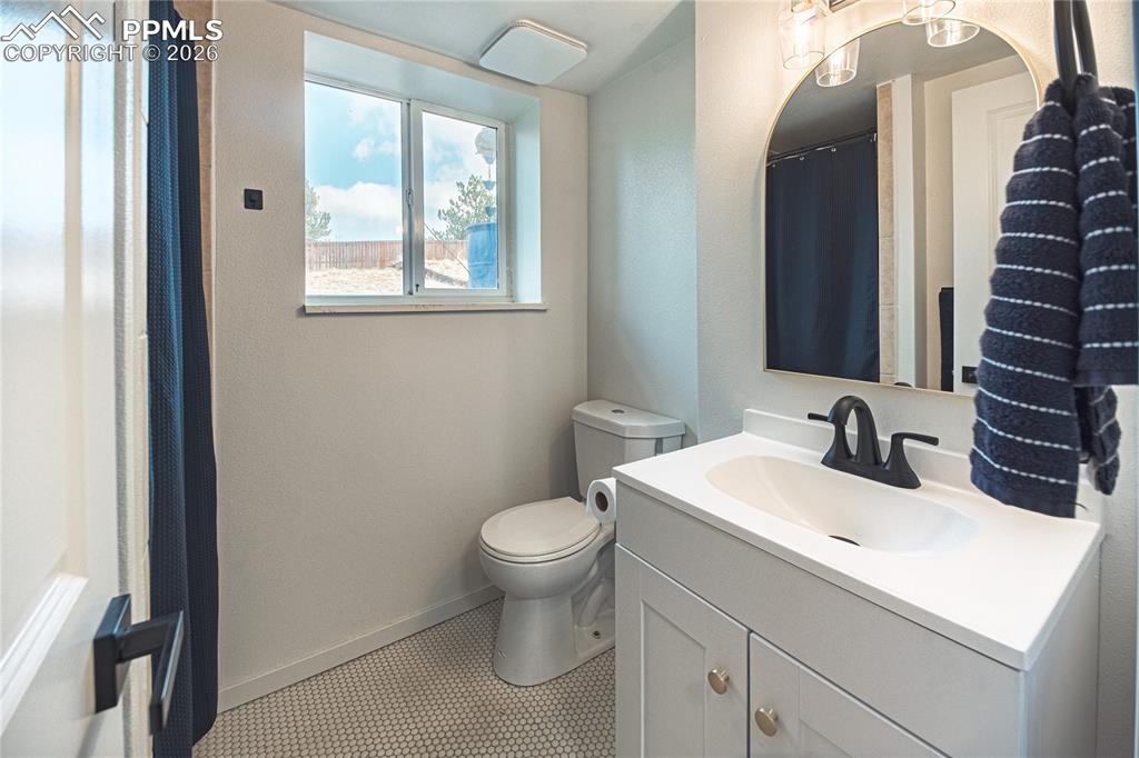 Image 16 of 35: Bathroom