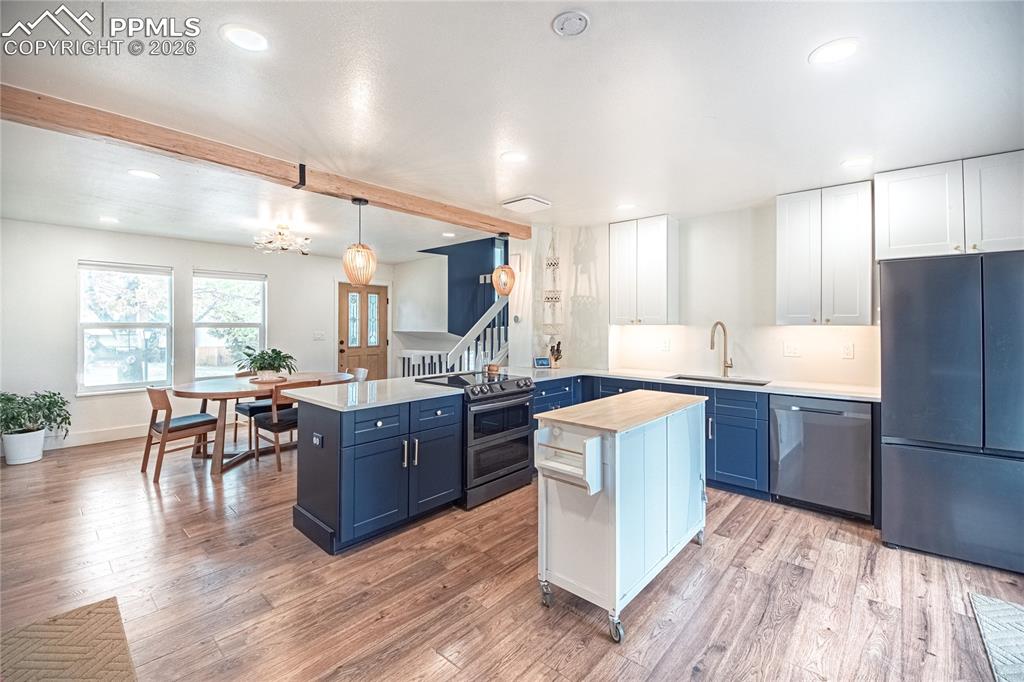 Image 8 of 35: Kitchen