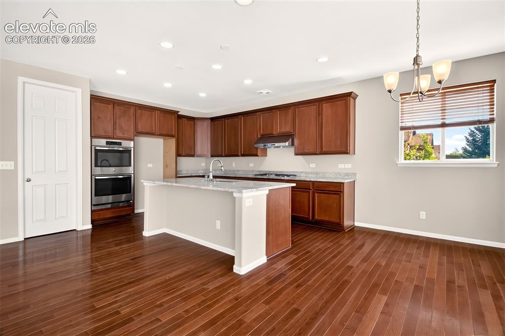 Image 12 of 50: Kitchen