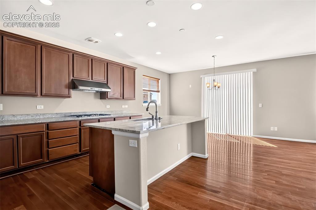 Image 14 of 50: Kitchen