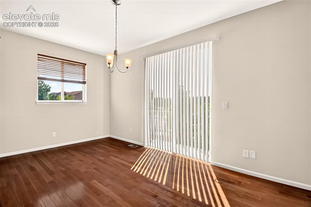 Image 16 of 50: Dining area