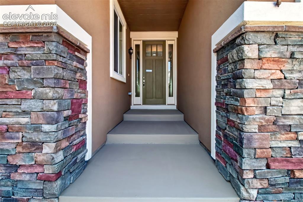 Image 7 of 50: Front entry