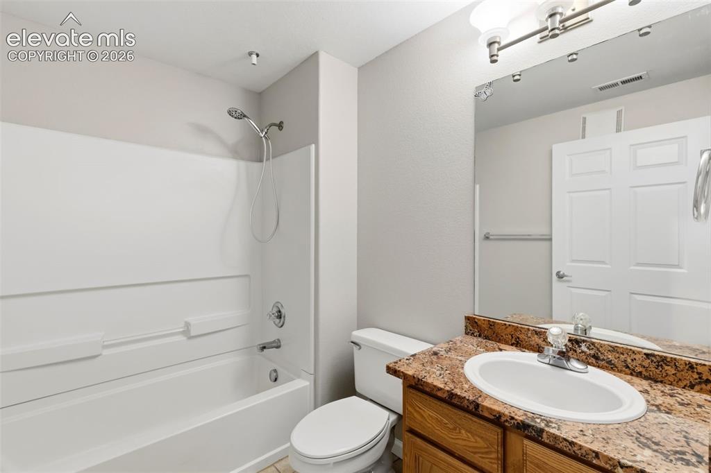 Image 14 of 28: Bathroom
