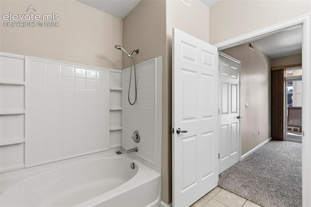 Image 22 of 28: Bathroom