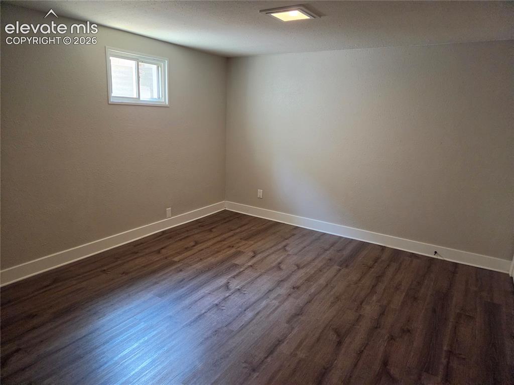 Image 14 of 31: Living Room