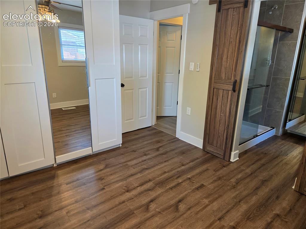 Image 7 of 31: Living Room