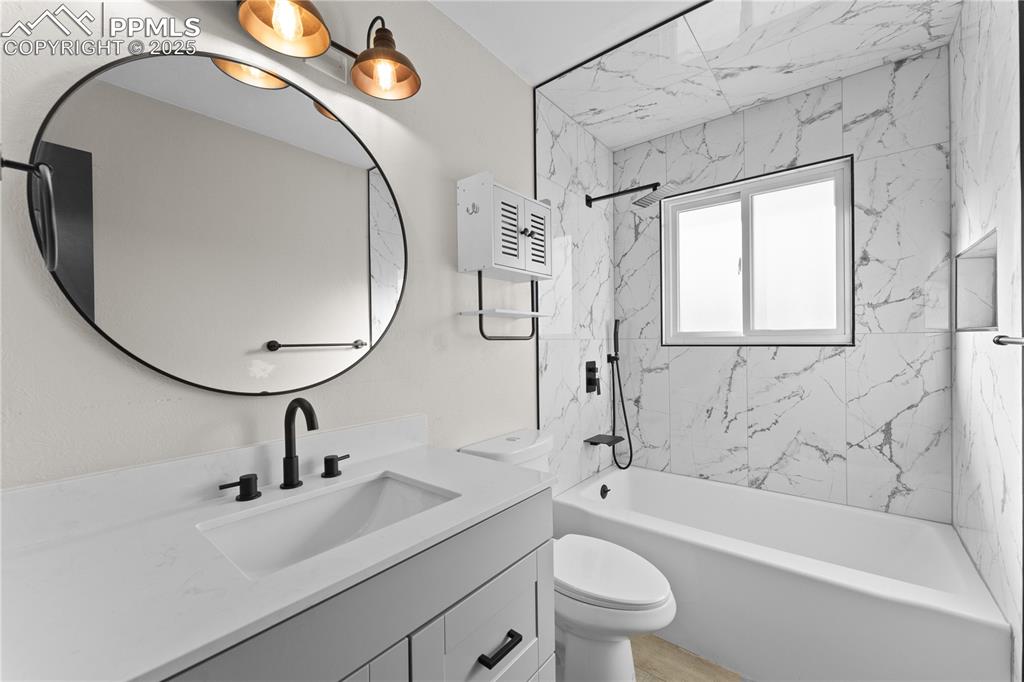 Image 19 of 36: Bathroom