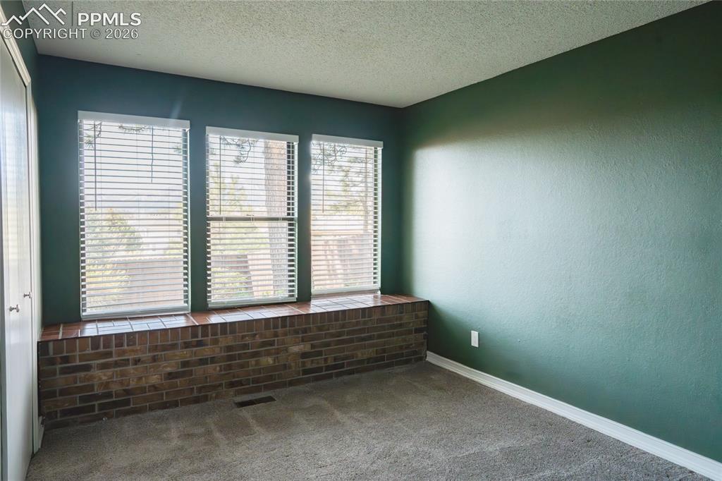 Image 19 of 48: Entry