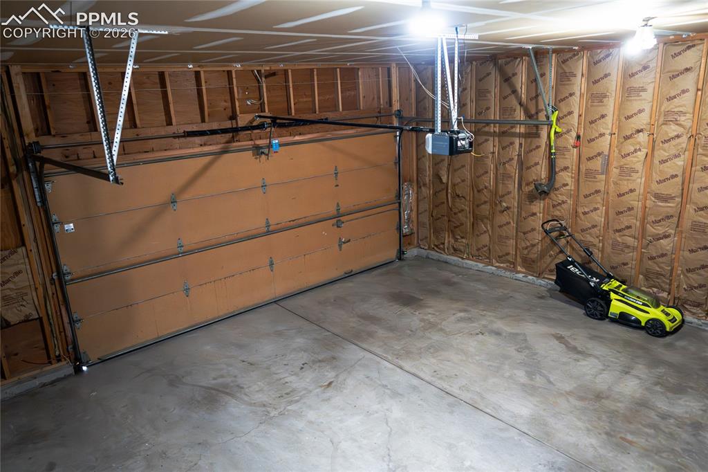 Image 37 of 48: Garage
