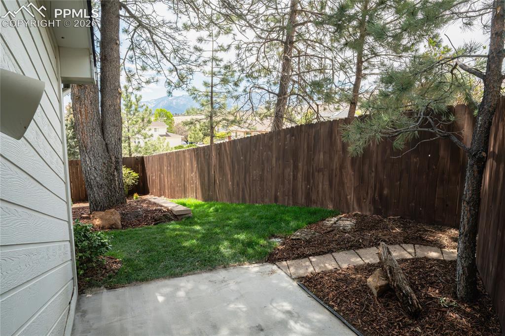 Image 42 of 48: Yard