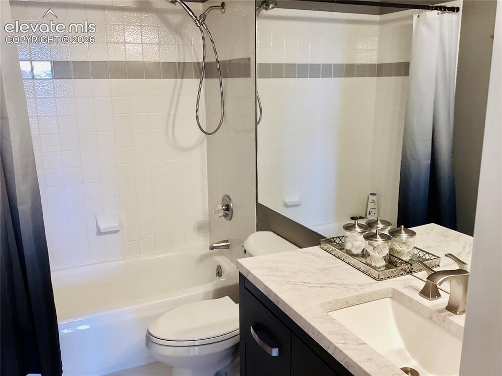 Image 13 of 15: Bathroom