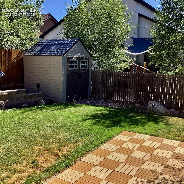 Image 14 of 15: Yard