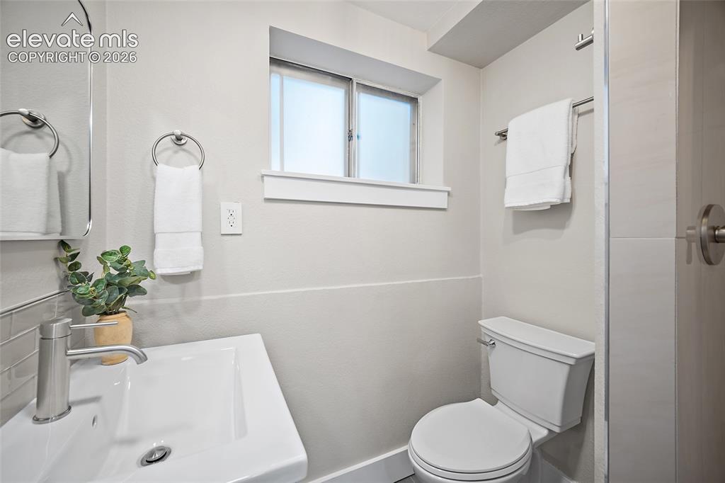 Image 17 of 38: Bathroom