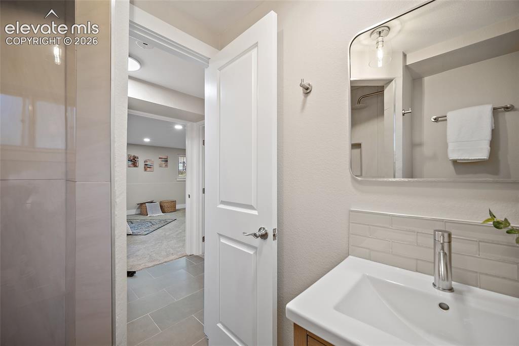 Image 18 of 38: Bathroom