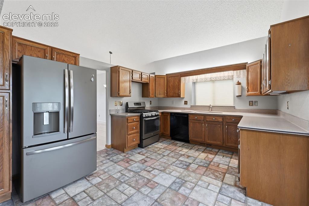 Image 13 of 39: Kitchen