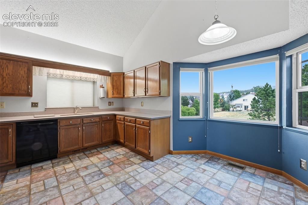 Image 14 of 39: Kitchen