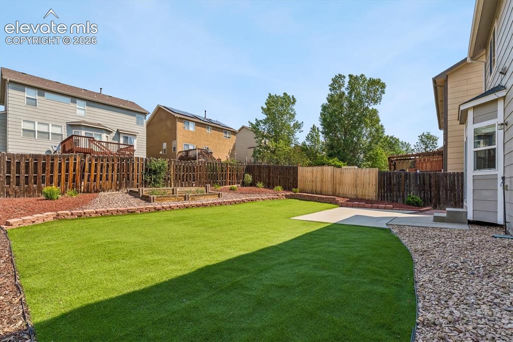 Image 42 of 46: Yard
