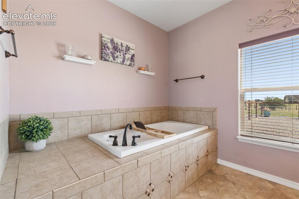 Image 23 of 48: Soaking Tub!!