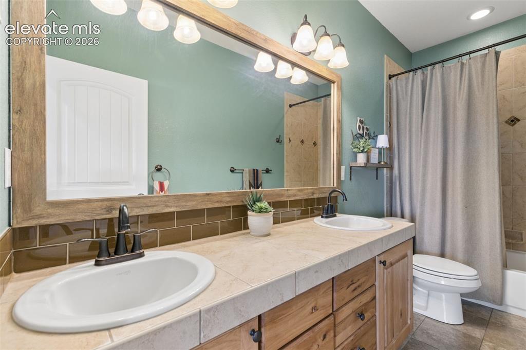 Image 27 of 48: Full Bathroom with Double Vanity!