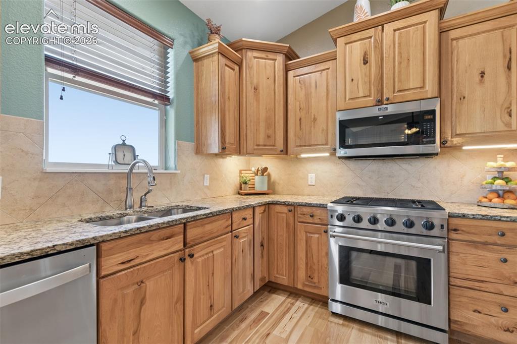 Image 7 of 48: Stainless Steel Appliances and Granite Countertops!