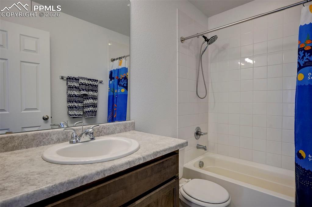 Image 29 of 39: Bathroom