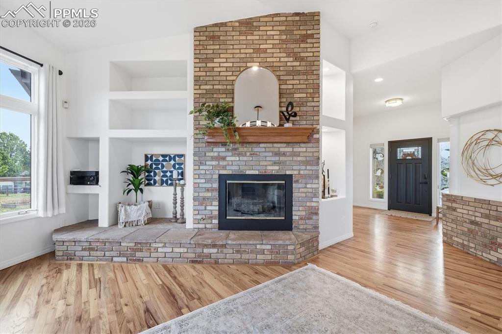 Image 15 of 47: Living Room 