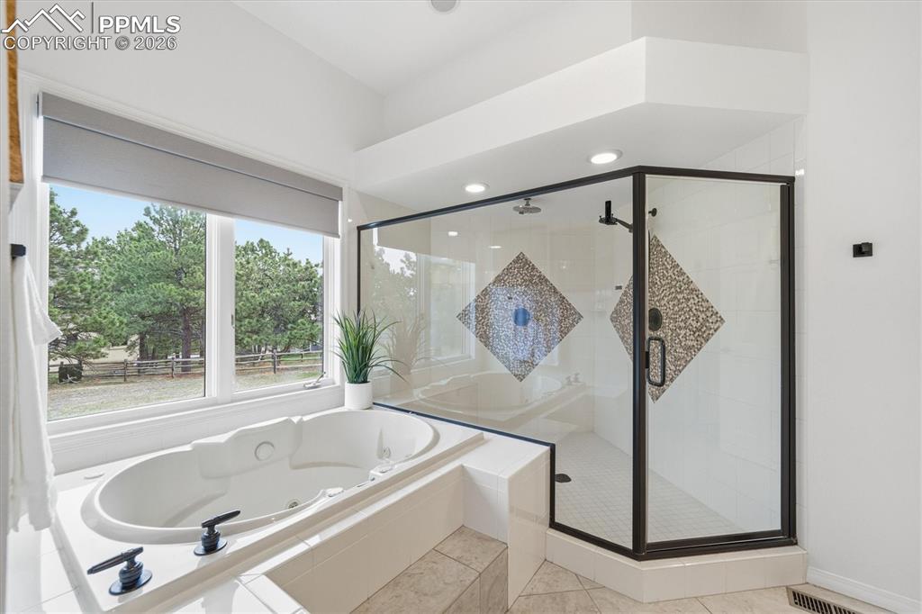 Image 22 of 47: Jetted Tub!!