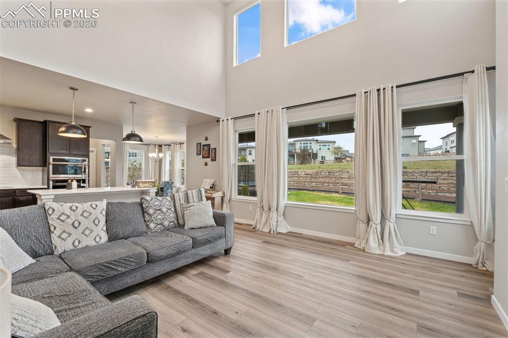 Image 10 of 50: Living Room