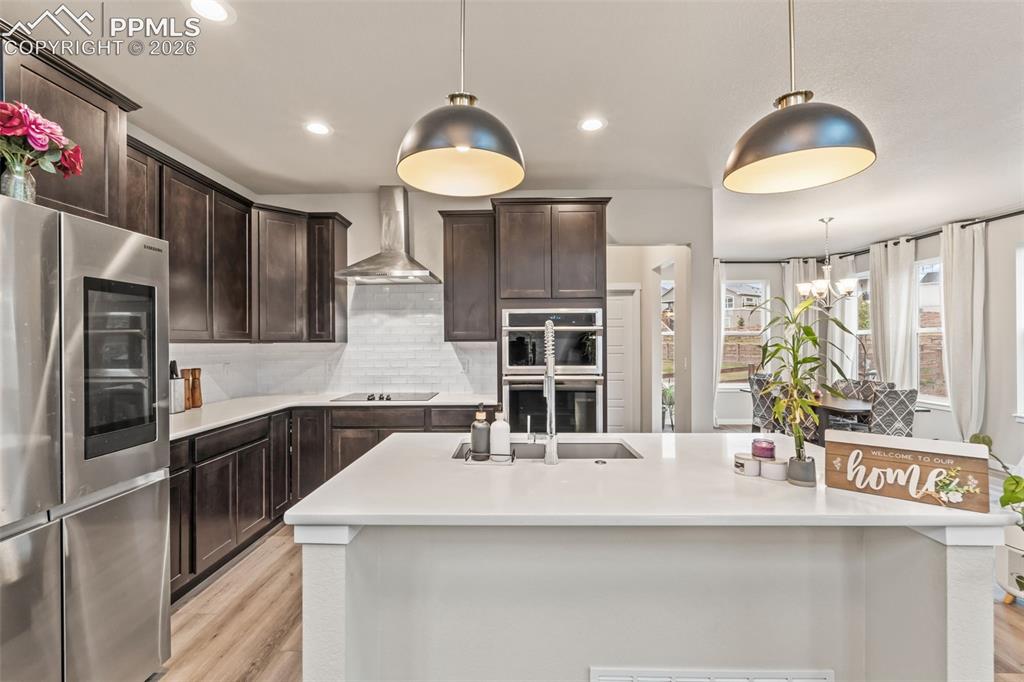 Image 12 of 50: Kitchen