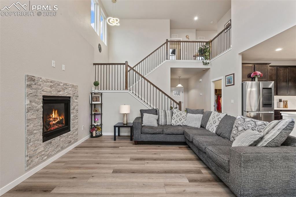 Image 8 of 50: Living Room