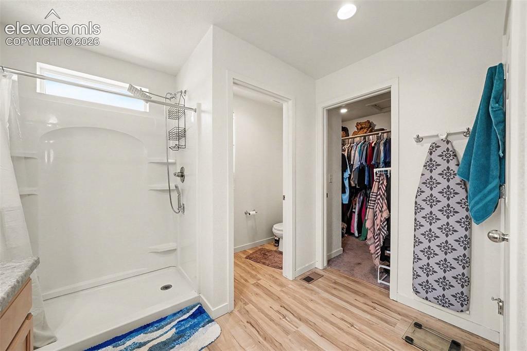 Image 14 of 17: Bathroom