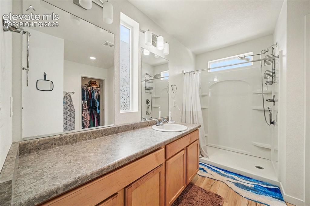 Image 15 of 17: Bathroom