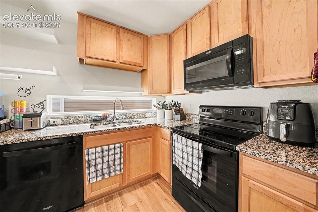 Image 4 of 17: Kitchen