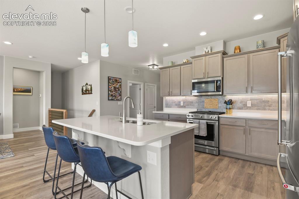 Image 10 of 50: Kitchen