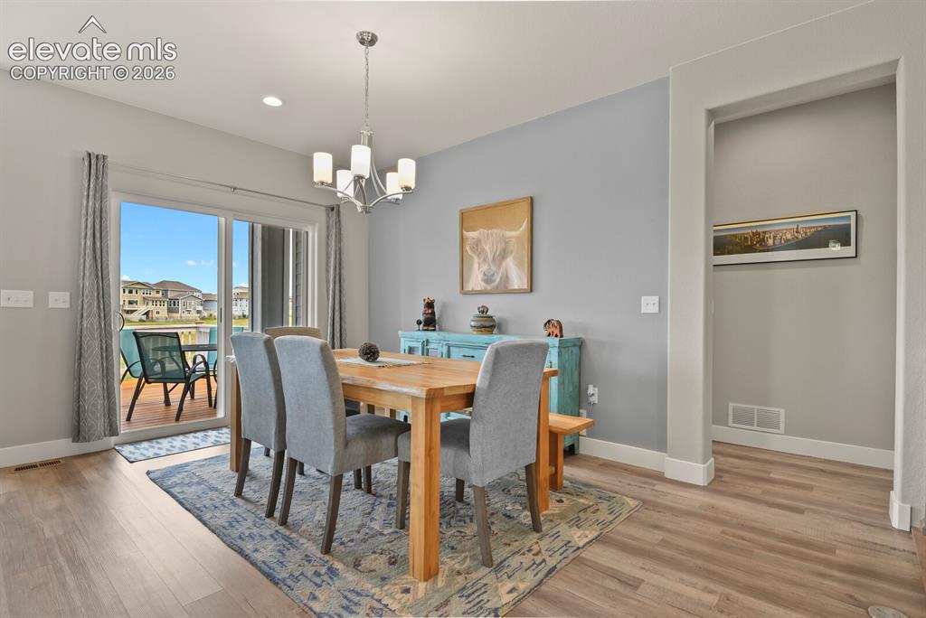 Image 11 of 50: Dining Area
