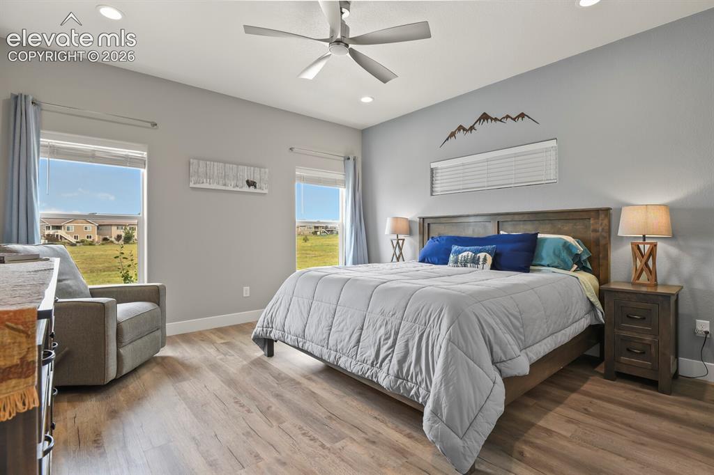 Image 18 of 50: Bedroom