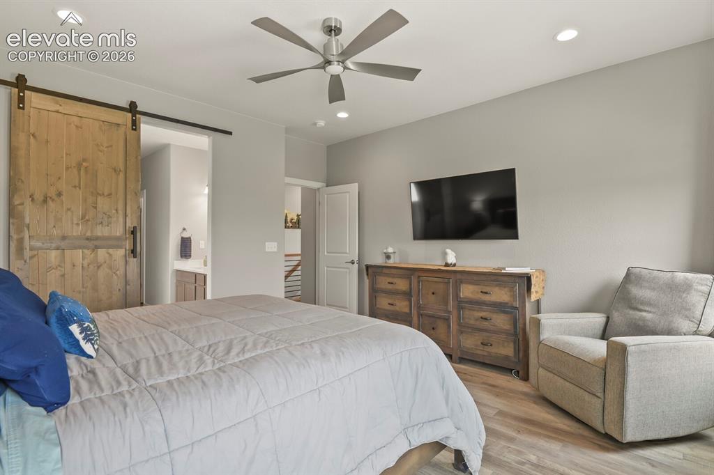 Image 19 of 50: Bedroom
