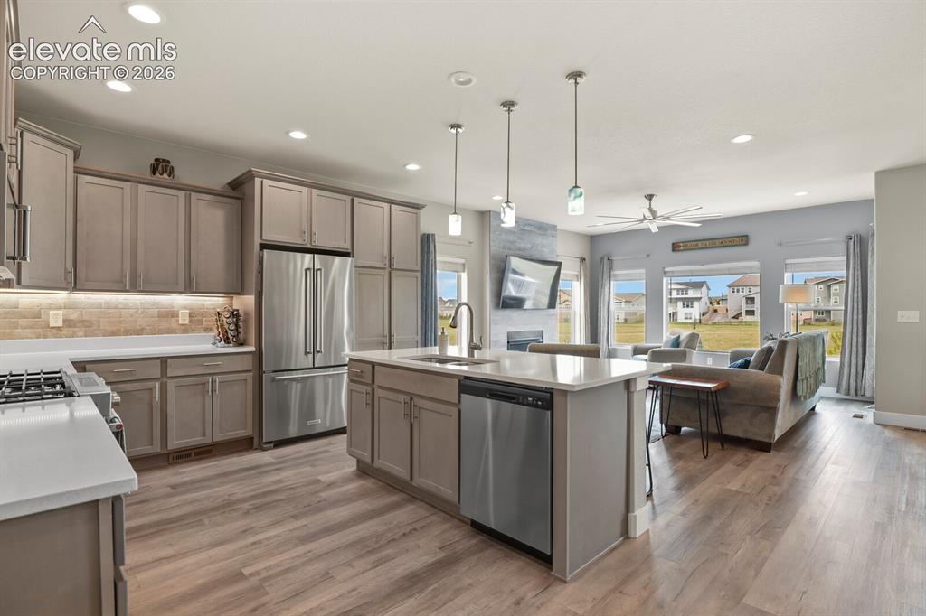 Image 8 of 50: Kitchen